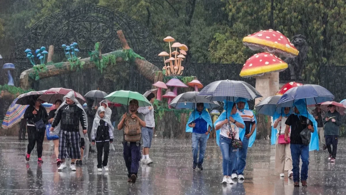 Ciudadanos enfrentan la lluvia mientras la SGIRPC mantiene alerta amarilla y naranja en varias alcaldías de la capital.