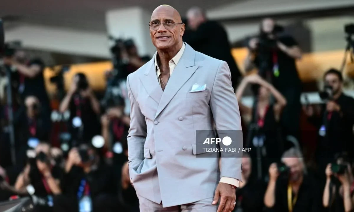 El actor Dwayne Johnson 'La Roca' sorprende con cambio físico que preocupa a sus fans.