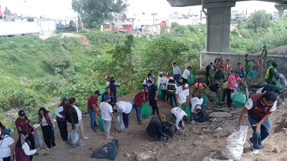 Miles de habitantes de Ecatepec participan en la recolección simultánea de basura, logrando un Récord Guinness histórico.
