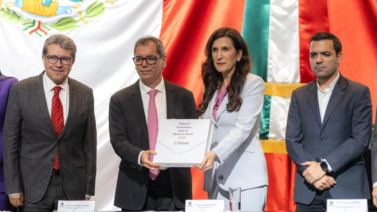 Édgar Amador Zamora, secretario de Hacienda, arribó a la Cámara de Diputados para entregar el Paquete Económico 2026.