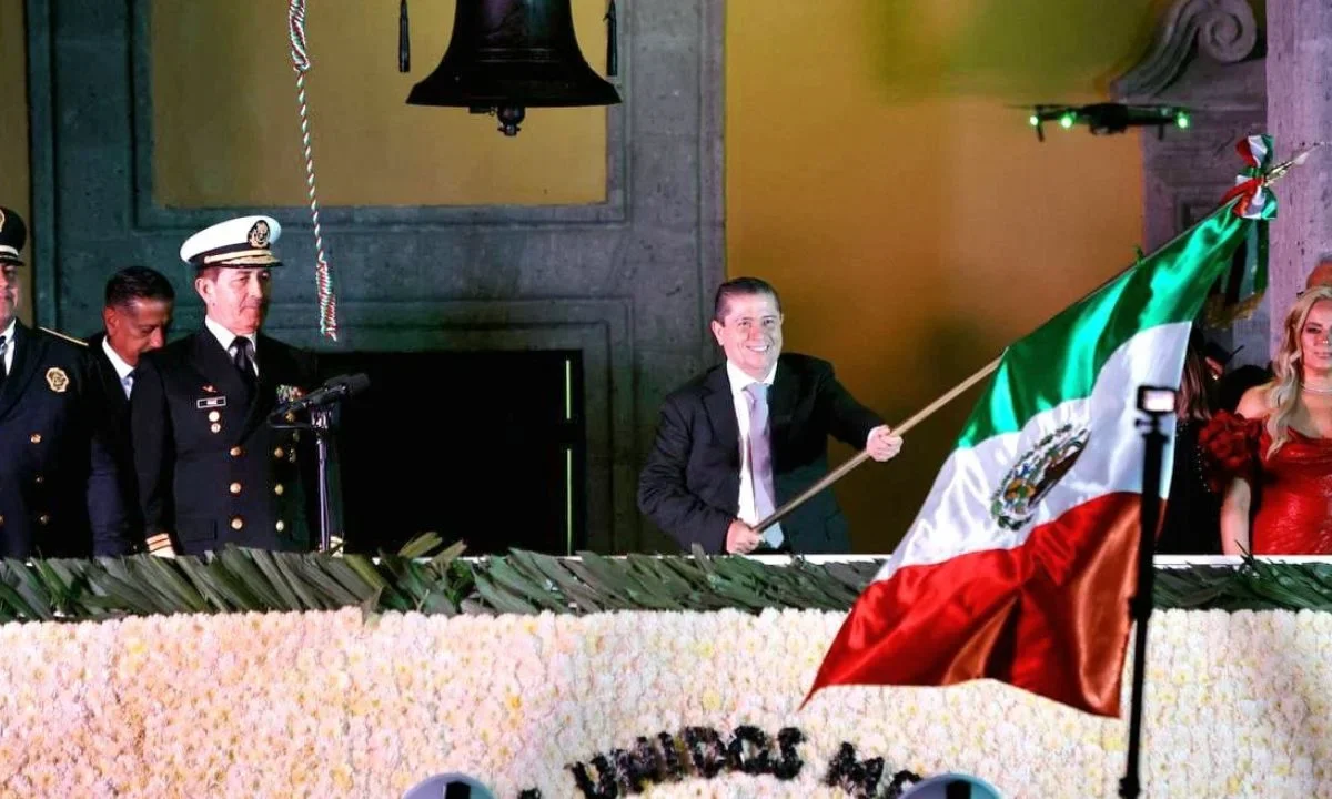 Acompañado de su familia, el alcalde Giovani Gutiérrez lanza la tradicional arenga en una fiesta llena de color en Coyoacán.