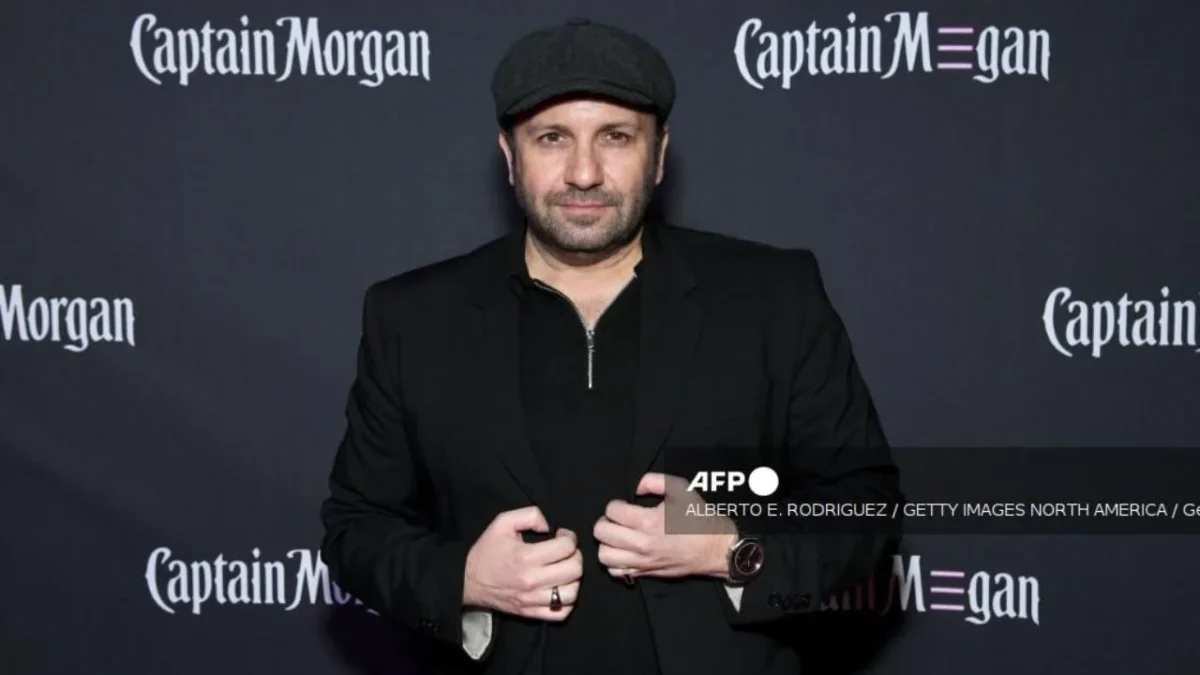 El actor y fotógrafo Brad Everett Young falleció a causa de un accidente automovilístico en California a los 46 años de edad.
