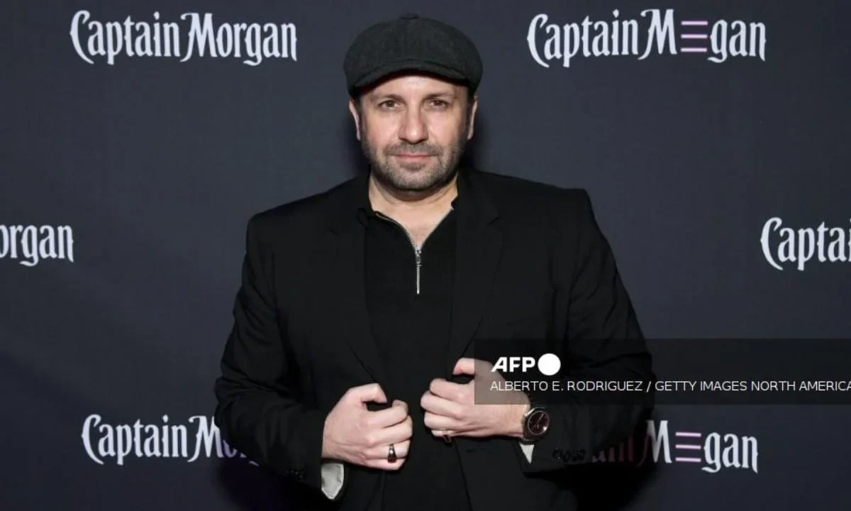 El actor y fotógrafo Brad Everett Young falleció a causa de un accidente automovilístico en California a los 46 años de edad.