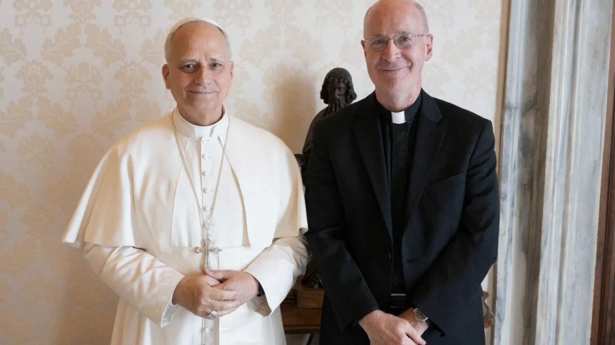 El sacerdote James Martin se reunió con el Vaticano; el papa espera continuar la apertura hacia católicos LGBTQ+, afirma el religioso.