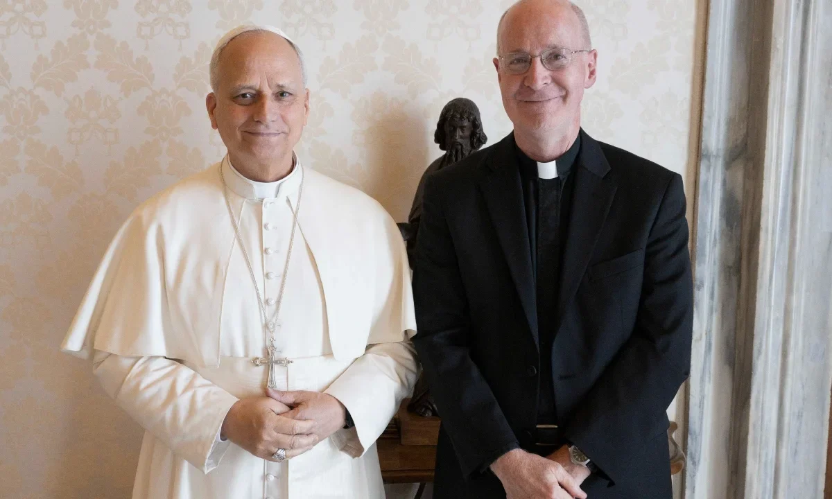 El sacerdote James Martin se reunió con el Vaticano; el papa espera continuar la apertura hacia católicos LGBTQ+, afirma el religioso.