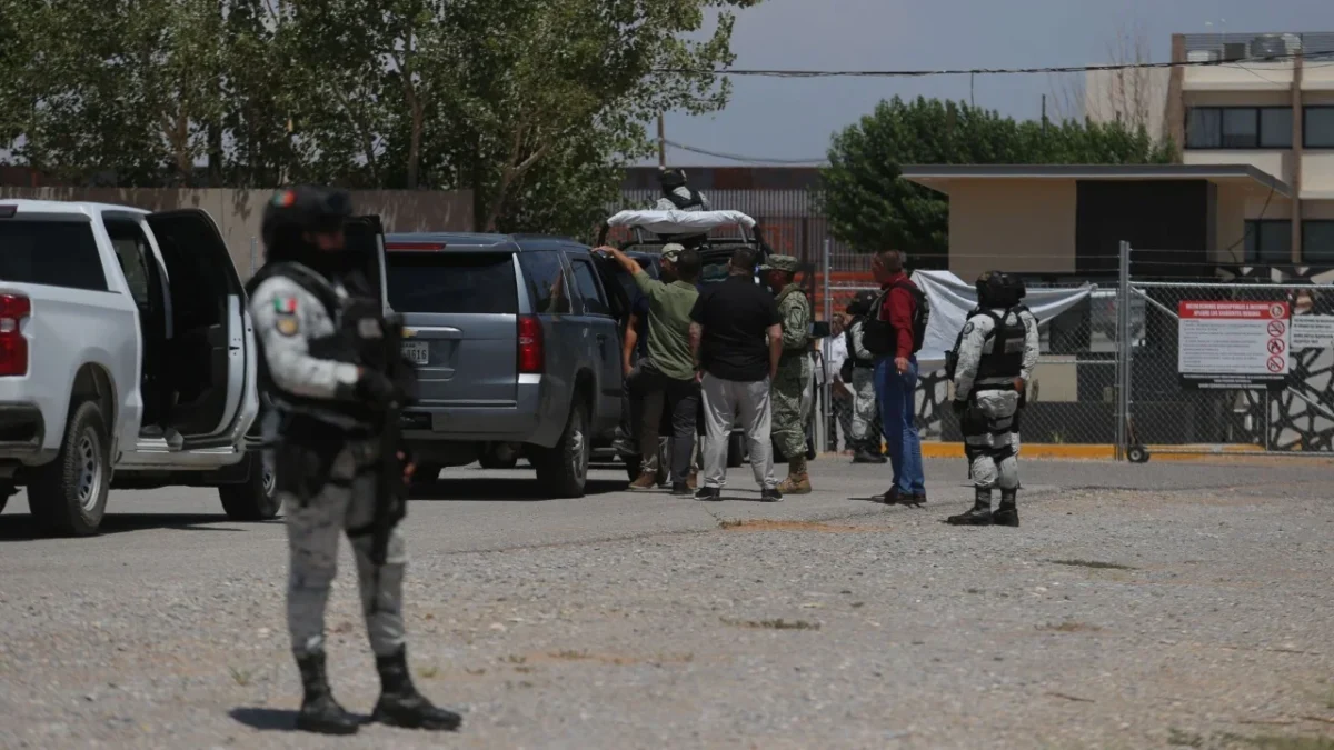 Autoridades federales y estatales detuvieron a cuatro menores relacionados con delitos en Michoacán y Sinaloa; también decomisaron armas y explosivos.