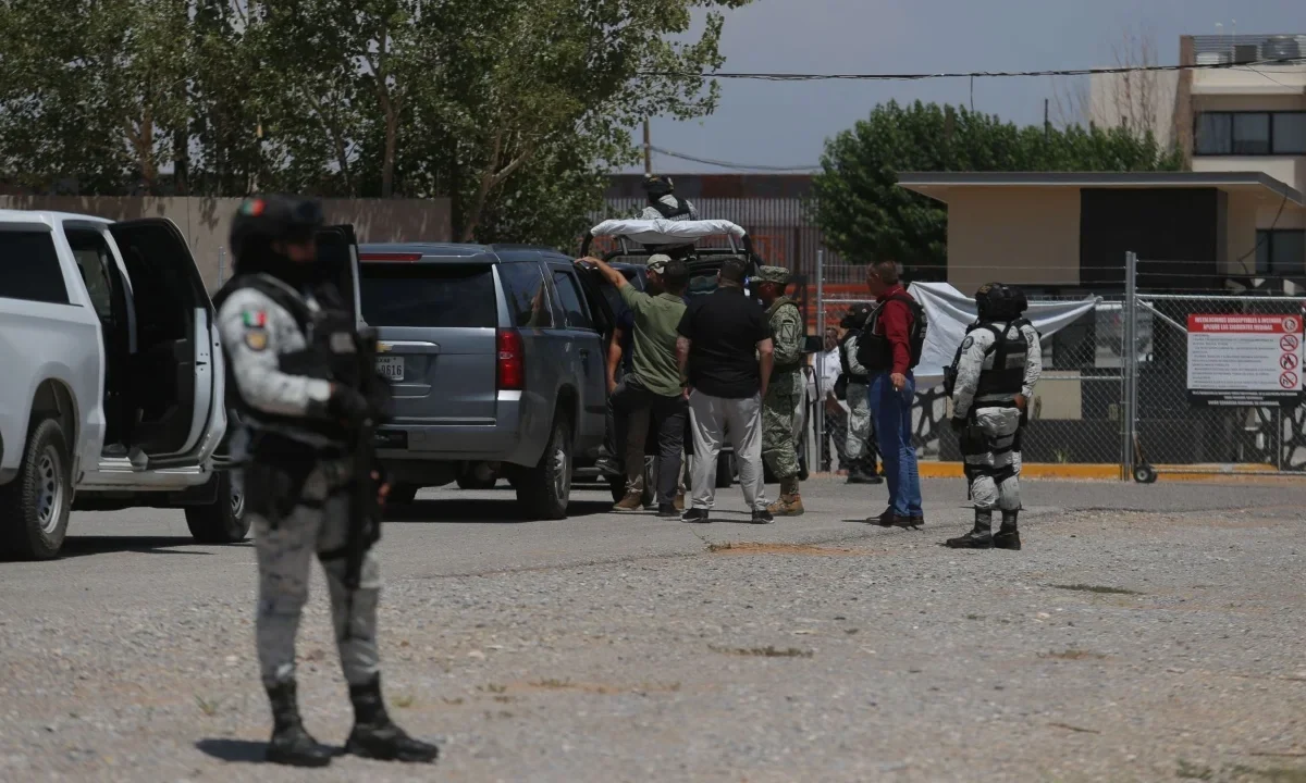 Autoridades federales y estatales detuvieron a cuatro menores relacionados con delitos en Michoacán y Sinaloa; también decomisaron armas y explosivos.