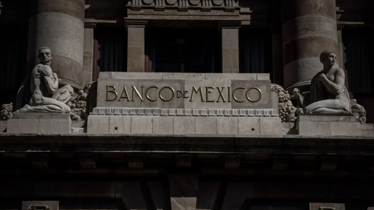 La encuesta de Banxico subió la estimación del PIB de México a 0.40% en 2025.