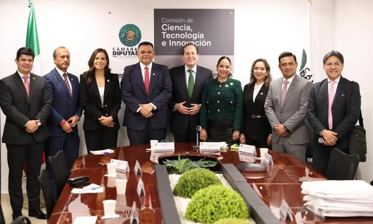 El diputado Eruviel Ávila del PVEM, recibió en San Lázaro al senador Rolando Zapata del PRI, quien encabeza la Comisión de Inteligencia Artificial de la Cámara Alta.