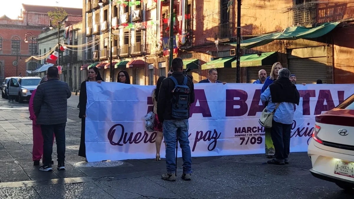Colectivos de Sinaloa se manifestaron en Palacio Nacional para demandar seguridad, paro de la violencia y un encuentro con la presidenta Claudia Sheinbaum.