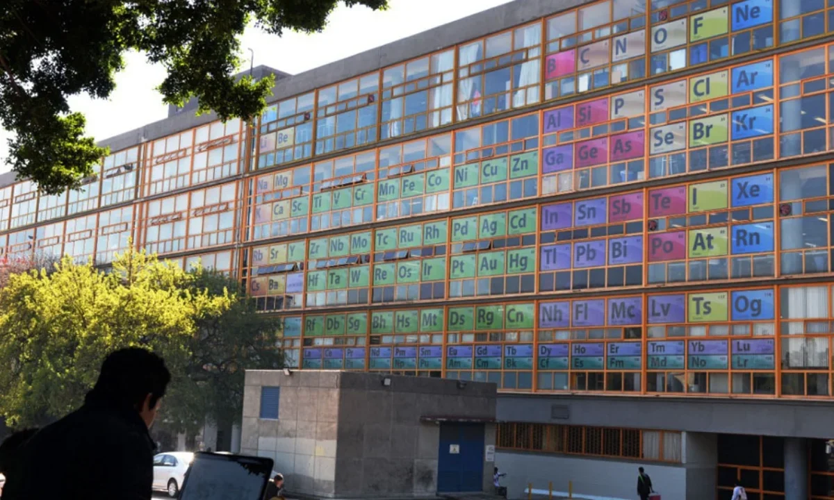 Estudiantes y docentes de la Facultad de Química de la UNAM utilizarán clases en línea mientras se investigan amenazas digitales.