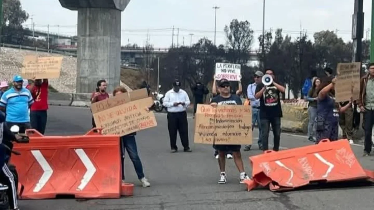 Familiares de las víctimas del “pipazo” bloquearon el Puente de la Concordia para exigir indemnización a autoridades y empresa transportista.