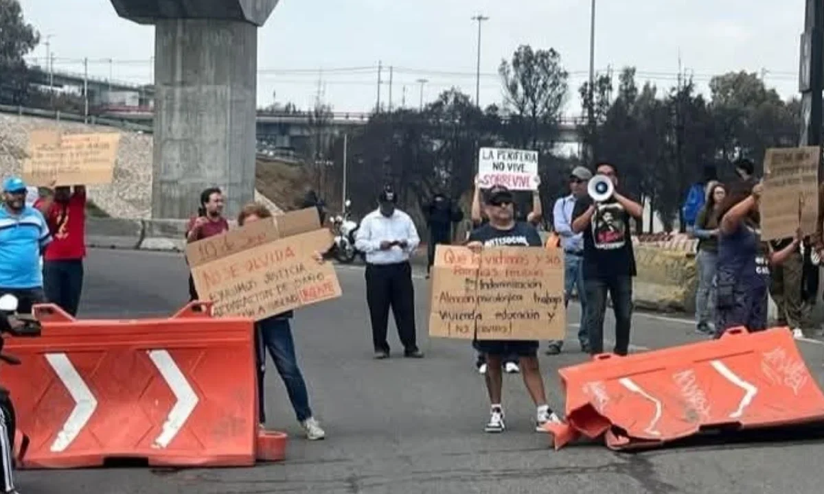 Familiares de las víctimas del “pipazo” bloquearon el Puente de la Concordia para exigir indemnización a autoridades y empresa transportista.
