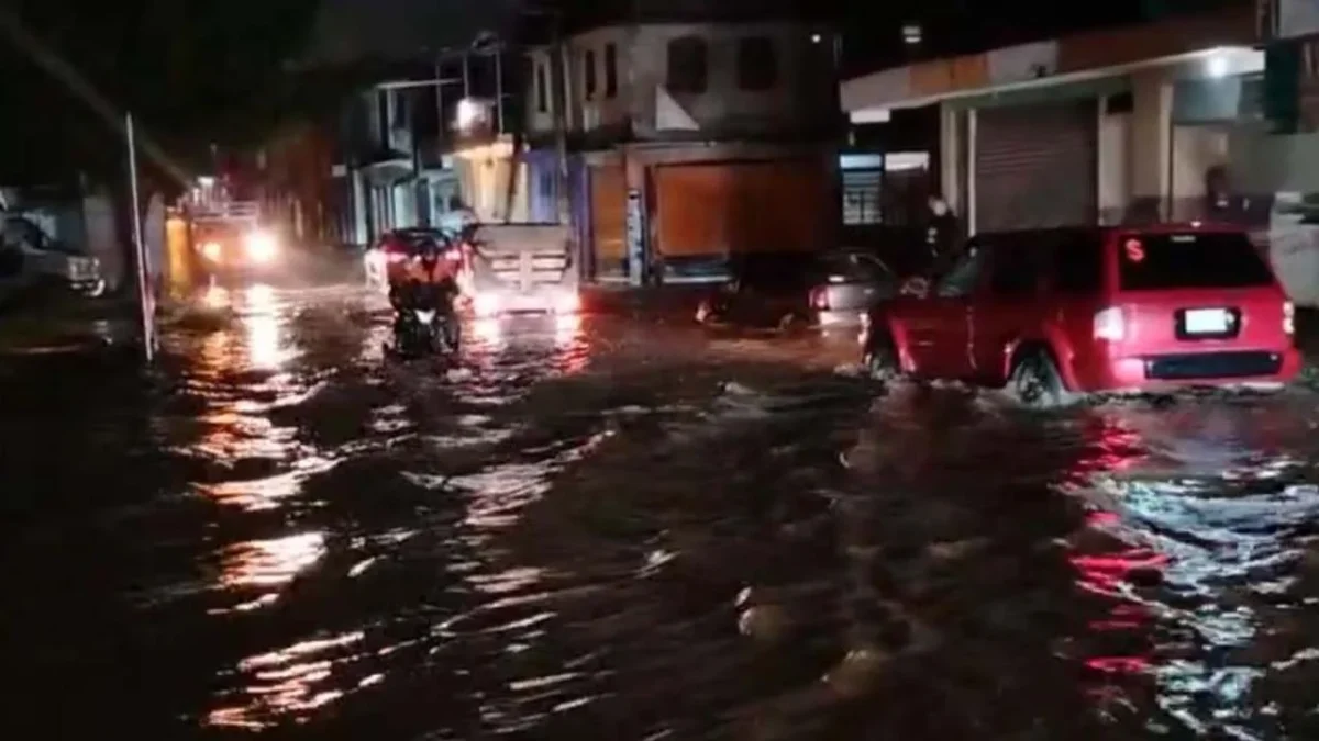 EMERGENCIA. Una fuerte tormenta sorprendió anoche a habitantes de diversas ciudades de Michoacán.