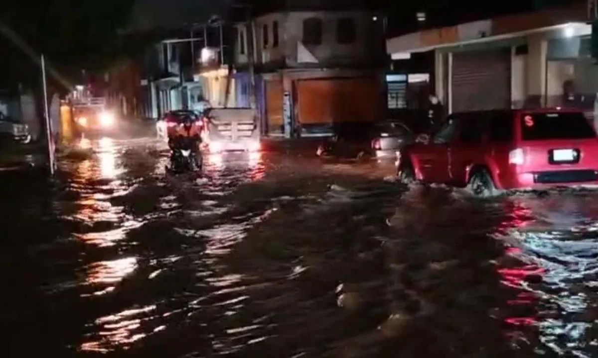 EMERGENCIA. Una fuerte tormenta sorprendió anoche a habitantes de diversas ciudades de Michoacán.