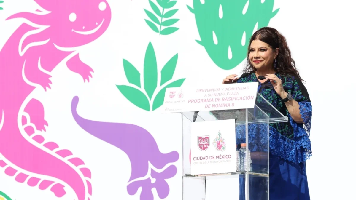 La Jefa de Gobierno, Clara Brugada, durante el evento en la Plaza de la Constitución, donde oficializó la basificación con Nómina 8.
