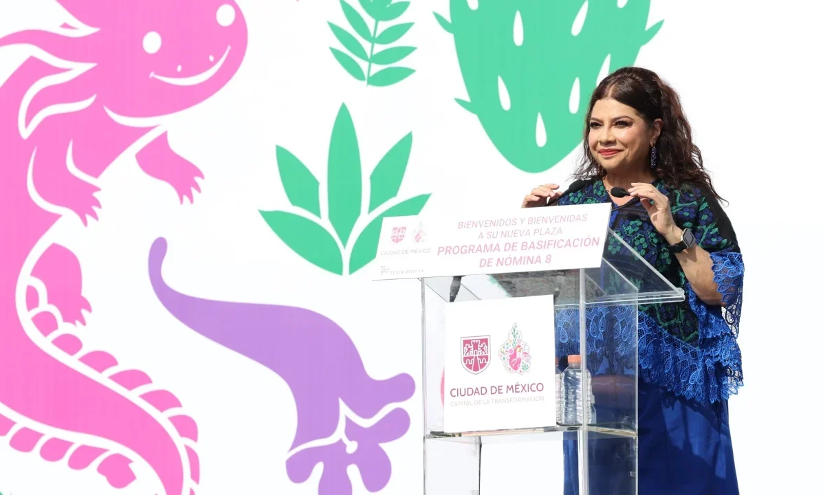 La Jefa de Gobierno, Clara Brugada, durante el evento en la Plaza de la Constitución, donde oficializó la basificación con Nómina 8.