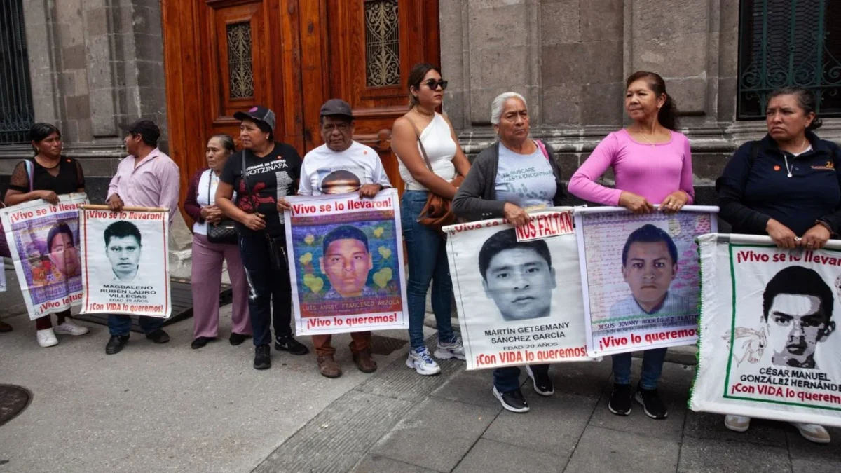 La presidenta Claudia Sheinbaum revisa la propuesta, ya que investigadores previos ya no están interesados en volver al caso Ayotzinapa.