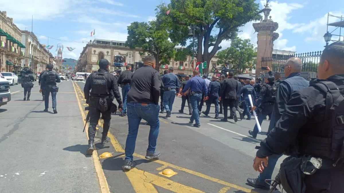 Grupos de antiexplosivos vigila plazas comerciales y áreas públicas de Morelia, Zitácuaro y Apatzingán, en Michoacán.