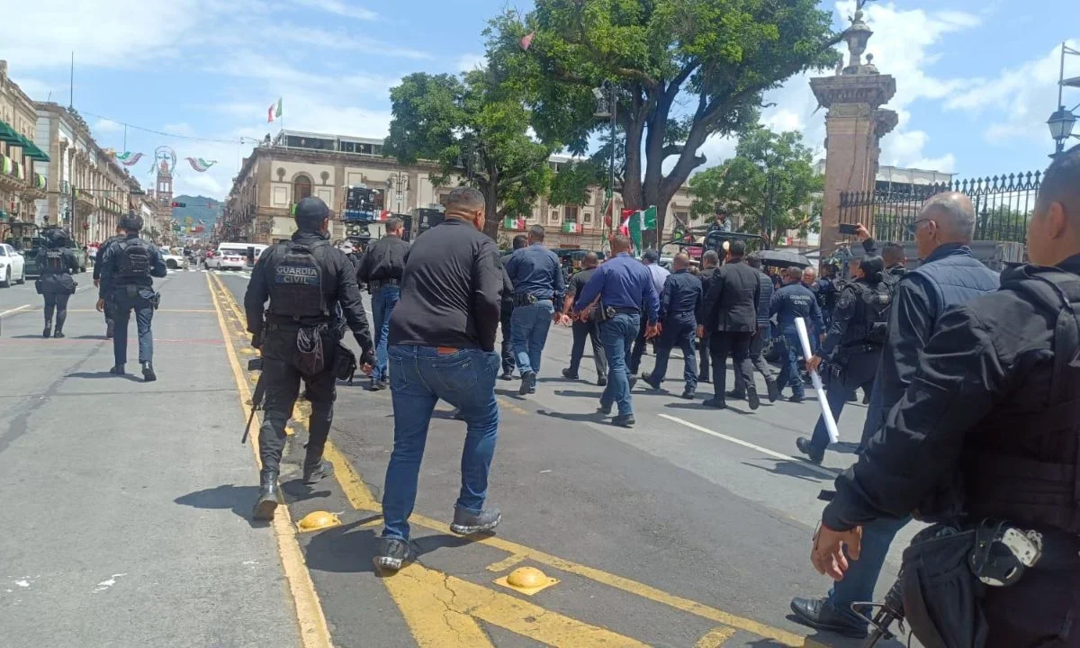 Grupos de antiexplosivos vigila plazas comerciales y áreas públicas de Morelia, Zitácuaro y Apatzingán, en Michoacán.