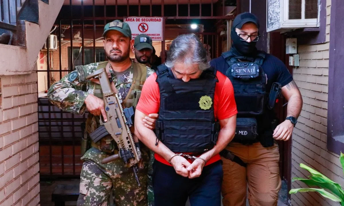 Paraguay expulsó a Bermúdez Requena, líder de "La Barredora"; Gabinete de Seguridad ya lo escolta a México para ingresarlo en el Altiplano.