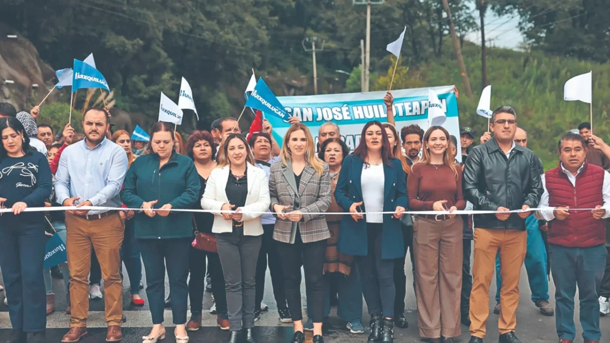 Romina Contreras Carrasco, presidenta municipal de Huixquilucan, supervisa la entrega de los trabajos de repavimentación en Río Hondo.