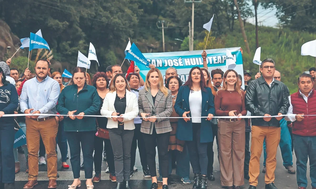 Romina Contreras Carrasco, presidenta municipal de Huixquilucan, supervisa la entrega de los trabajos de repavimentación en Río Hondo.