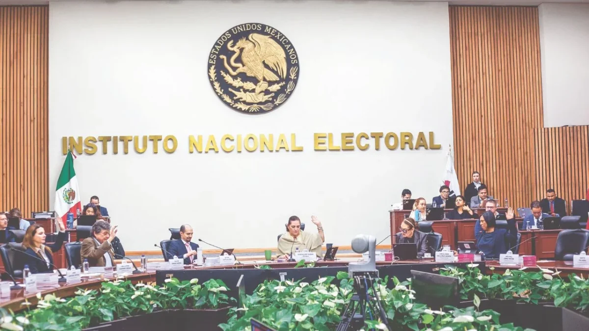 INE incluye a 38 funcionarios que superan el salario de la Presidenta