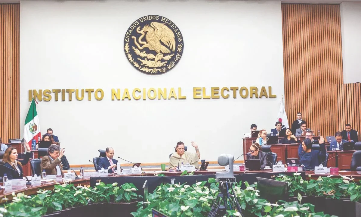 INE incluye a 38 funcionarios que superan el salario de la Presidenta