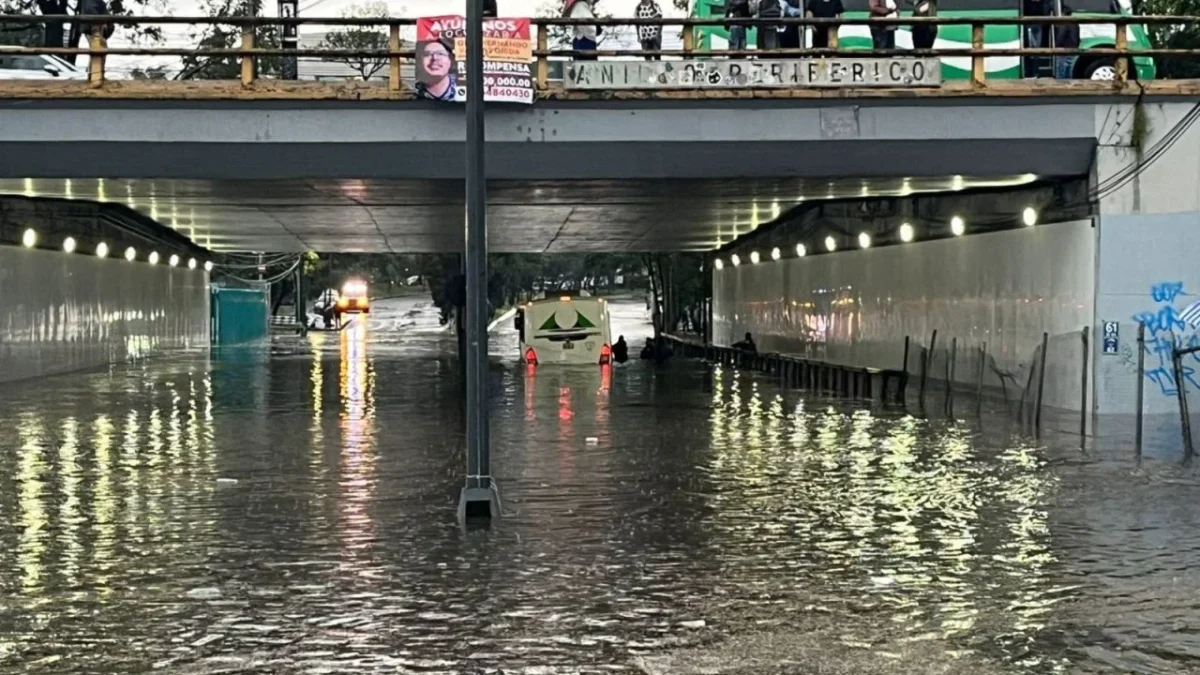 Las persistentes lluvias en la capital provocaron encharcamientos e inundaciones en calles y avenidas de Iztapalapa y Gustavo A. Madero.