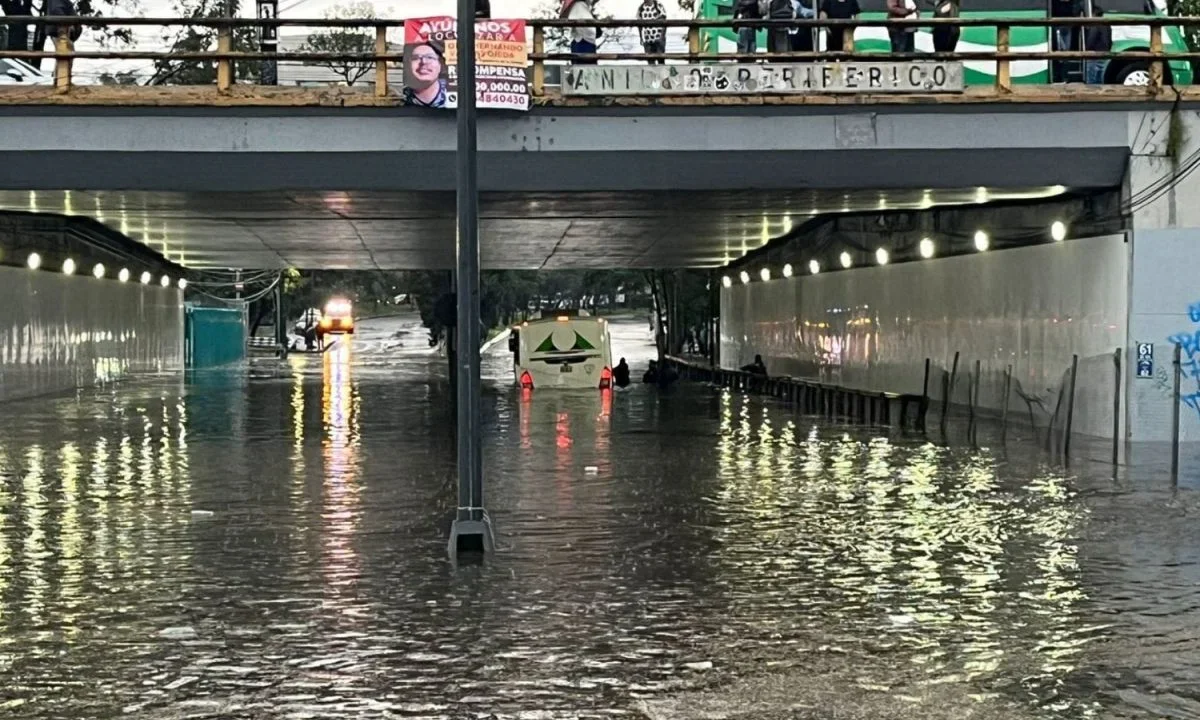 Las persistentes lluvias en la capital provocaron encharcamientos e inundaciones en calles y avenidas de Iztapalapa y Gustavo A. Madero.