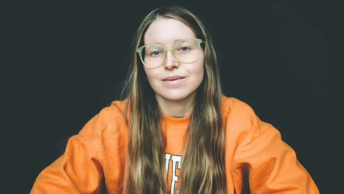 La actriz de Harry Potter, Jessie Cave, crea contenido de cuidado capilar sin material para adultos.
