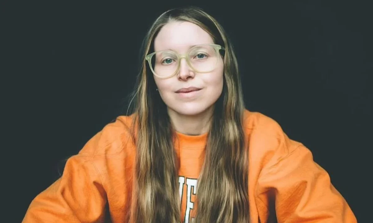 La actriz de Harry Potter, Jessie Cave, crea contenido de cuidado capilar sin material para adultos.