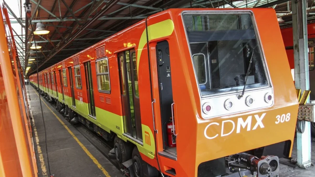El servicio en la Línea 3 del Metro quedó suspendida por algunos minutos para realizar los trabajos de recuperación del lesionado.