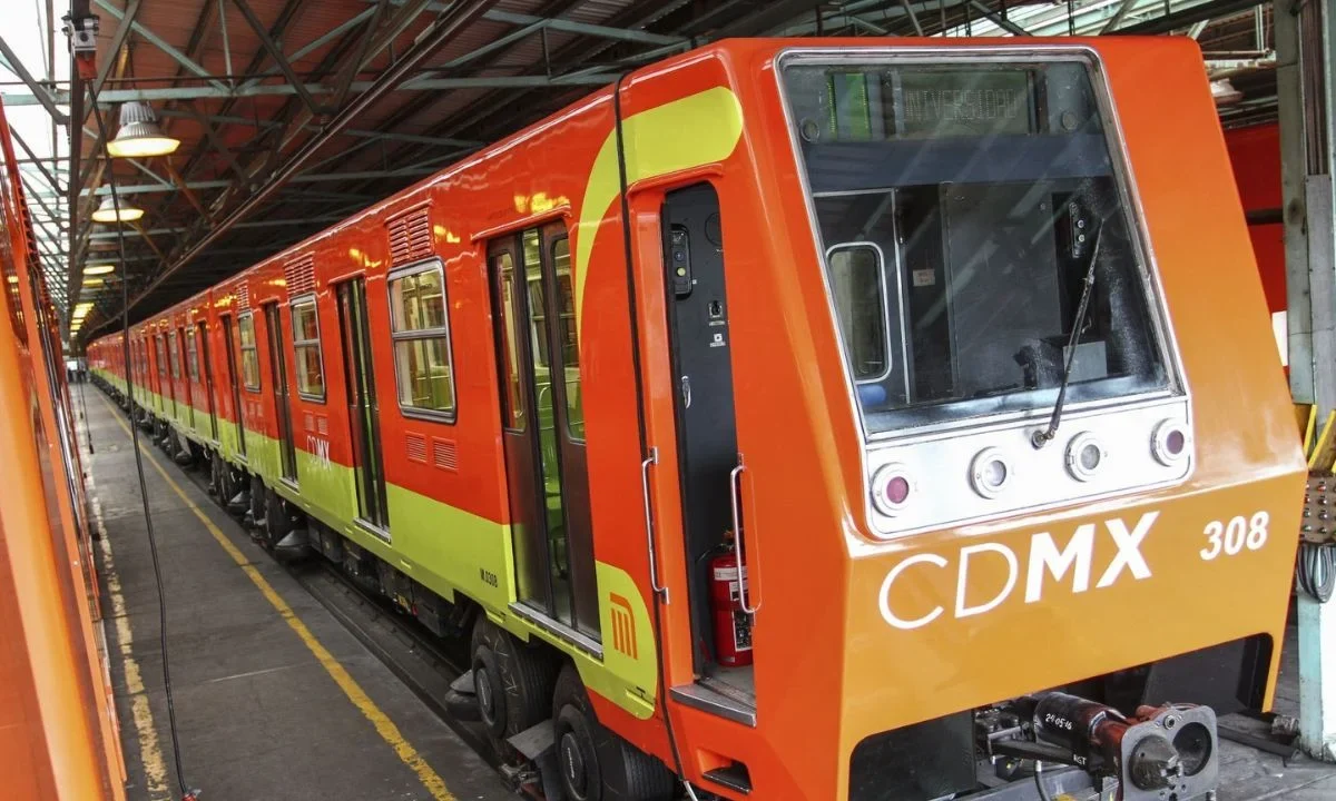 El servicio en la Línea 3 del Metro quedó suspendida por algunos minutos para realizar los trabajos de recuperación del lesionado.