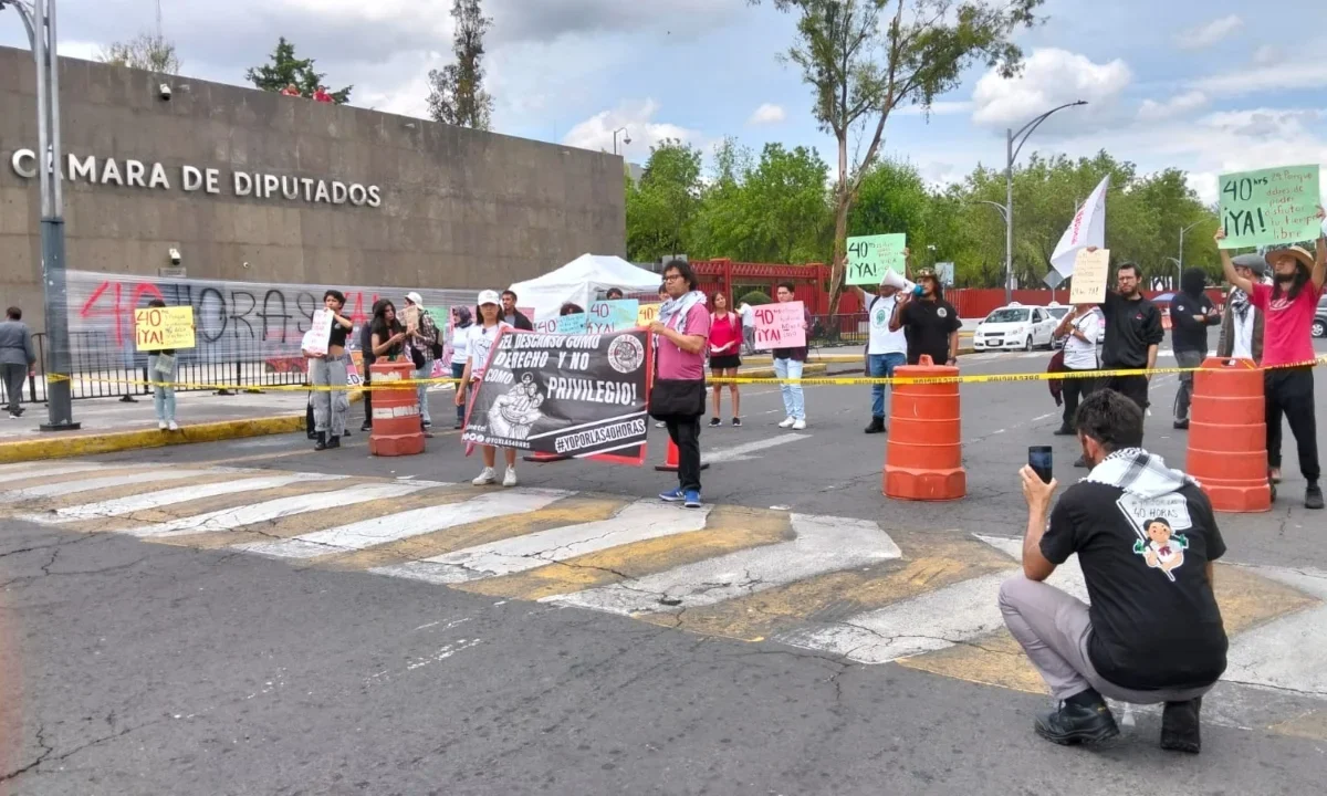 Manifestantes frente a San Lázaro exigen que la presidenta Claudia Sheinbaum cumpla la promesa de implementar la jornada laboral de 40 horas.