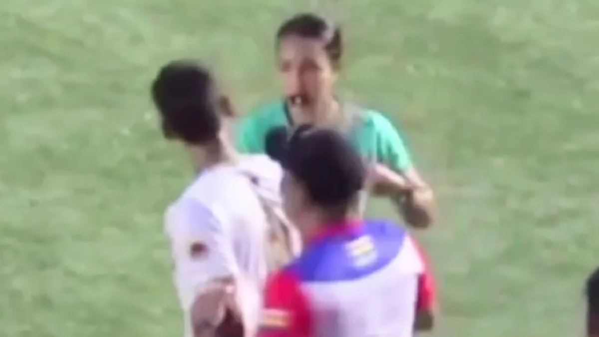 La árbitro Vanessa Ceballos recibió una agresión de parte de un jugador dentro de la liga Primera C en Colombia.