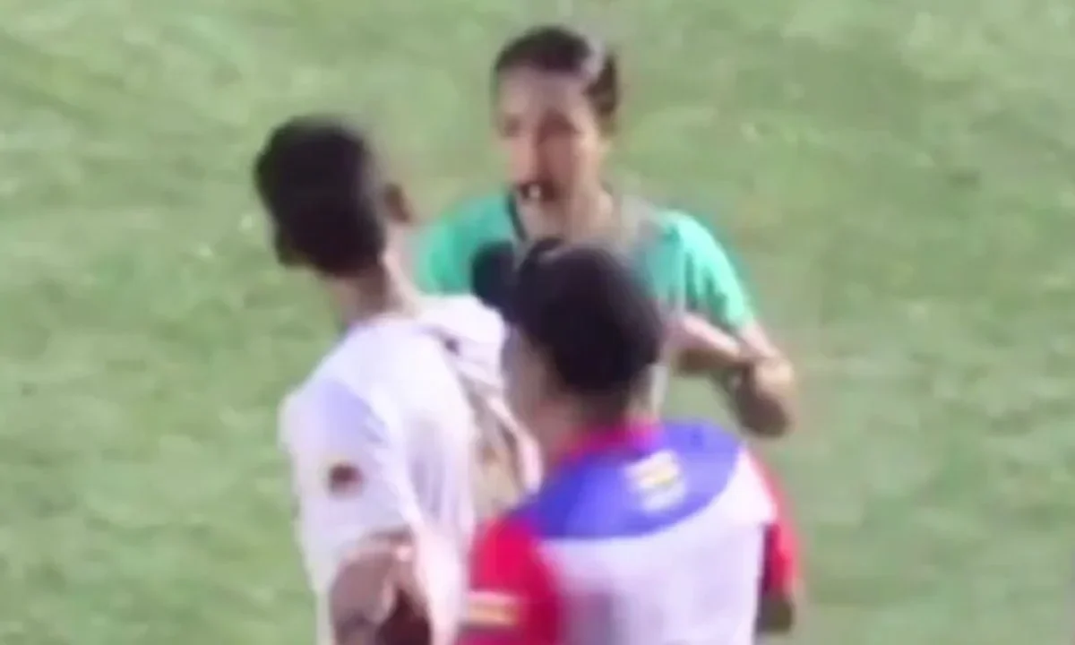 La árbitro Vanessa Ceballos recibió una agresión de parte de un jugador dentro de la liga Primera C en Colombia.