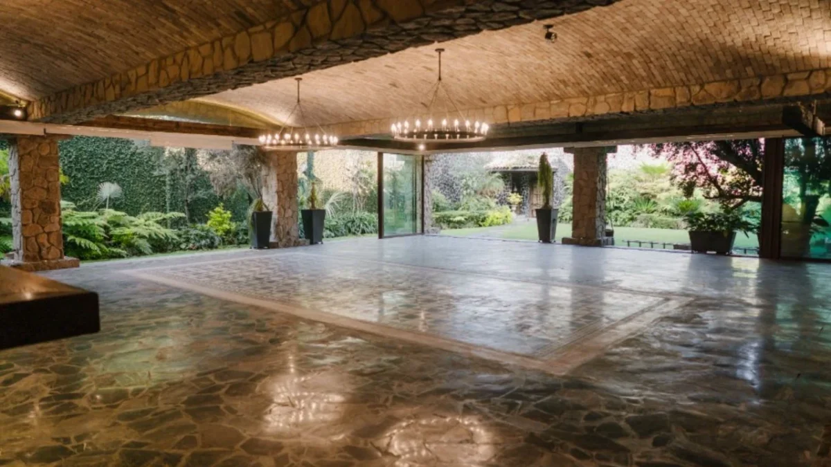 En Lomas de Chapultepec, vecinos recriminaron a las autoridades de la alcaldía Miguel Hidalgo no poner orden en La Casa Sierra Nevada.