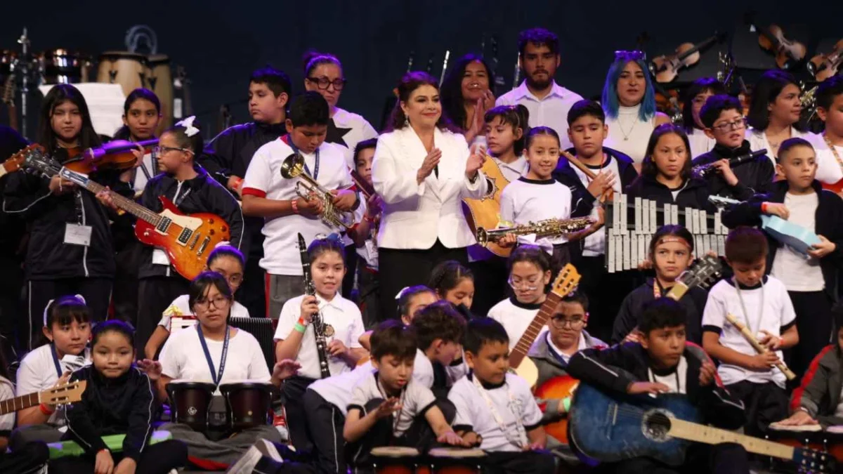 Festejos. Estudiantes de las primarias Lisandro Calderón y 30 de Septiembre interpretaron diversas canciones a la mandataria capitalina.