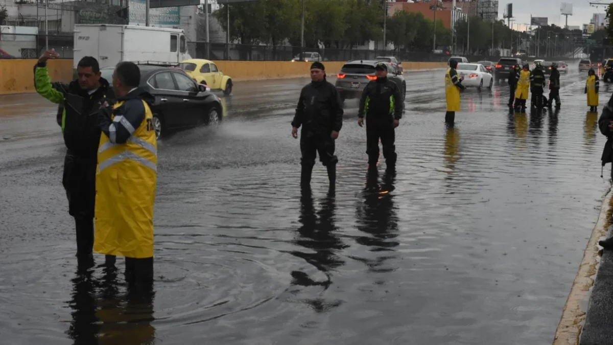 Inundaciones CDMX complicaron la circulación y el acceso al Metro, mientras autoridades mantienen alerta naranja y amarilla por lluvias.