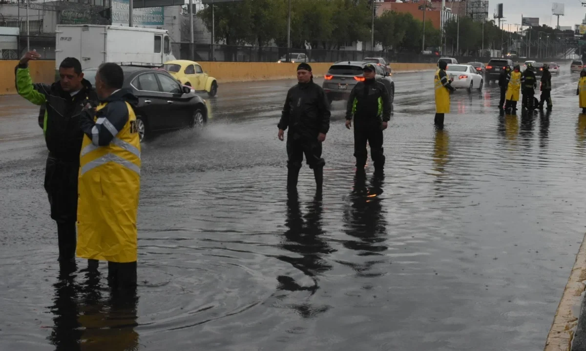 Inundaciones CDMX complicaron la circulación y el acceso al Metro, mientras autoridades mantienen alerta naranja y amarilla por lluvias.