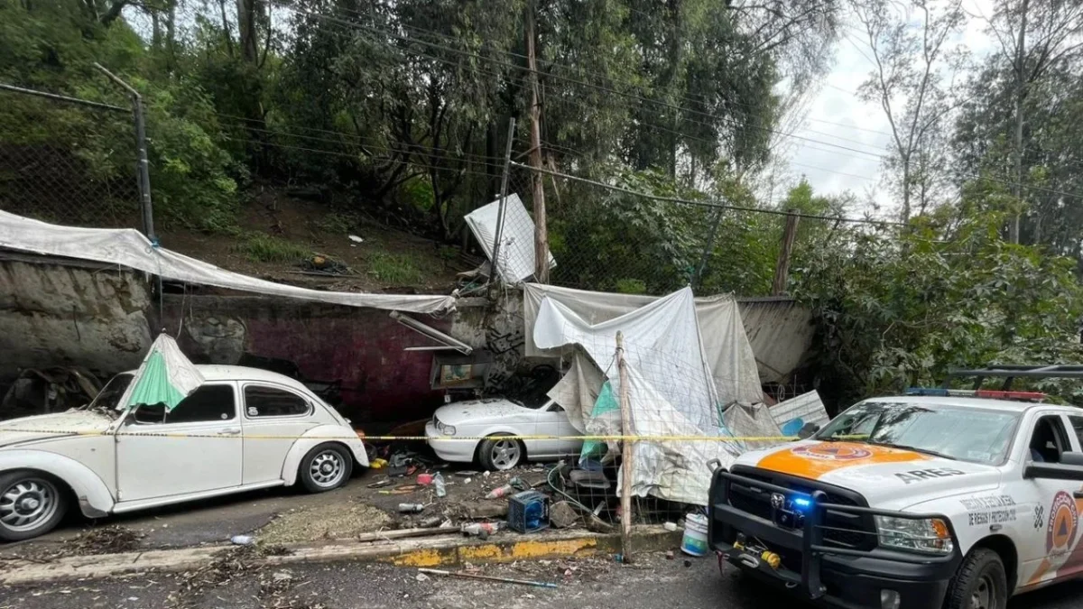 Lluvias en CDMX provocan caída de barda en la GAM