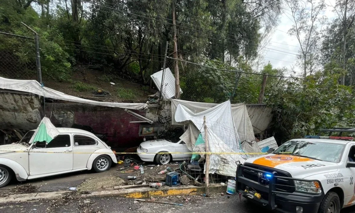 Lluvias en CDMX provocan caída de barda en la GAM