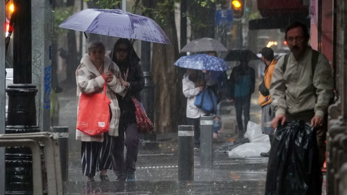 El clima hoy genera nublados y lluvias en el Pacífico mexicano, con riesgo de oleaje elevado en costas de Jalisco.