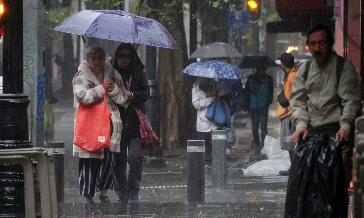 El clima hoy genera nublados y lluvias en el Pacífico mexicano, con riesgo de oleaje elevado en costas de Jalisco.