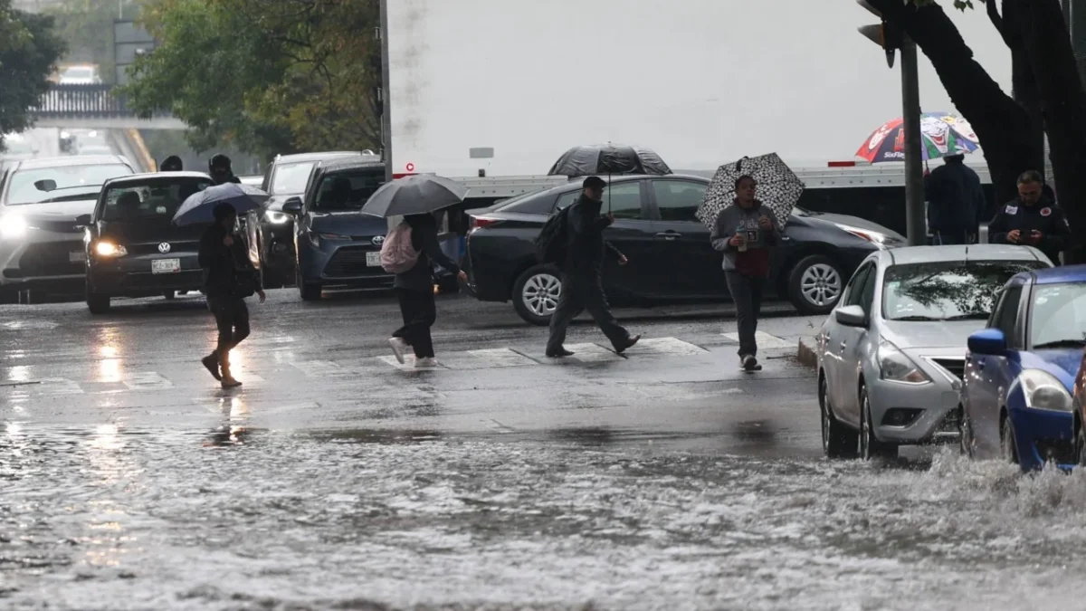 Autoridades vigilan ríos y zonas costeras ante lluvias intensas y oleaje elevado en distintas regiones del país para el clima hoy.