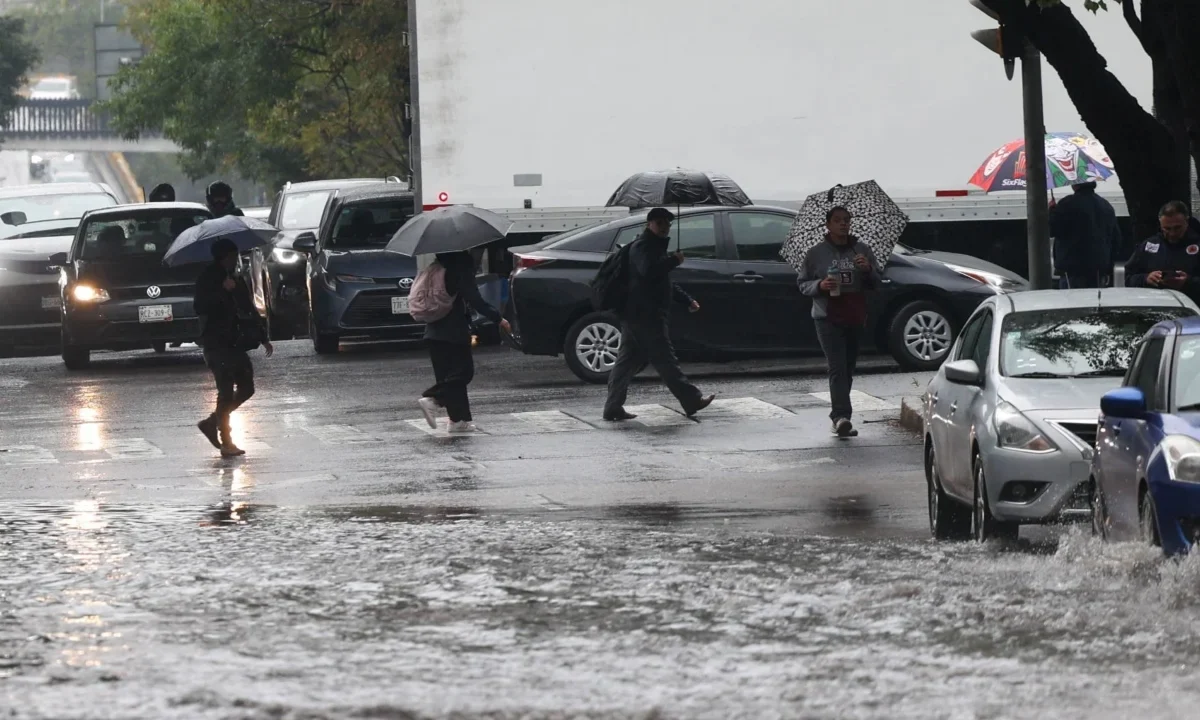 Autoridades vigilan ríos y zonas costeras ante lluvias intensas y oleaje elevado en distintas regiones del país para el clima hoy.