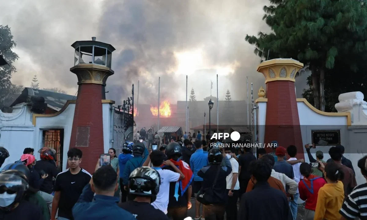 Manifestantes queman el Parlamento de Nepal en medio de tensiones