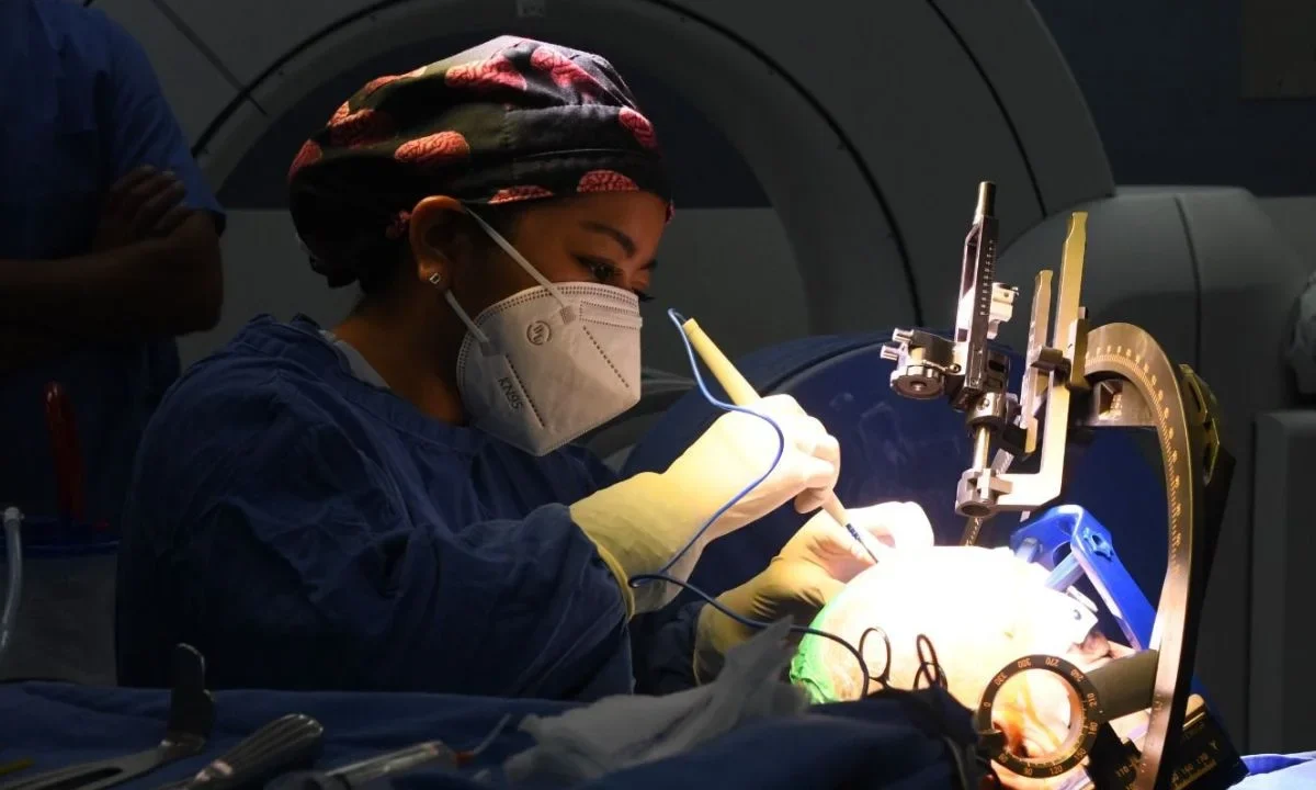 Trabajos de la Marina consisten en implantar pequeños electrodos en zonas específicas del cerebro que controlan el movimiento.